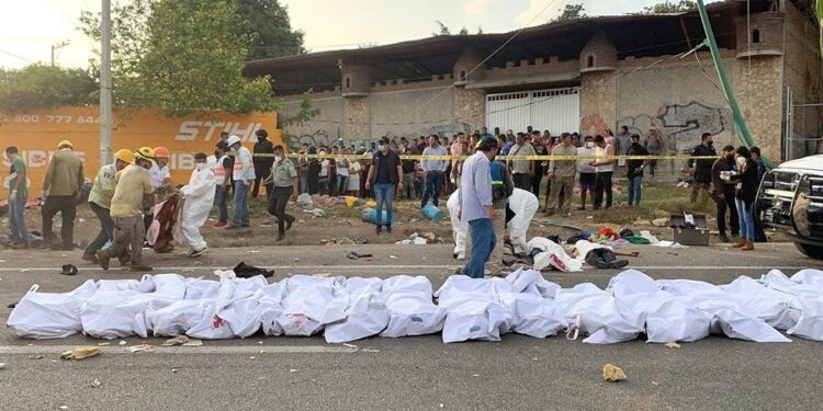 Investigan autoridades las causas del accidente en el que murieron 55 migrantes – El Comentario