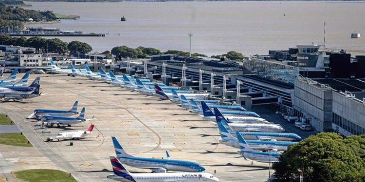 Ir en avión, más difícil: la trama detrás de la silenciosa crisis que puede cambiar la forma de viajar