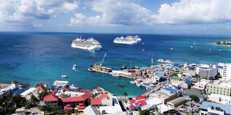 Islas Caimán extienden su prohibición a los cruceros por variante ómicron