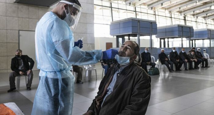 Israel toma medidas contra Ómicron: prohíbe viajes a EU, Canadá y otros 8 países