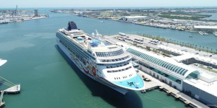 Juan Kuryla deja Puerto de Miami por Norwegian