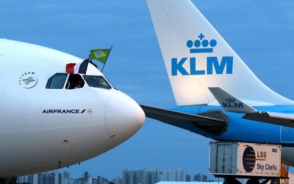 Juzgado Civil de Santiago rechaza demanda contra aerolíneas por pago de comisiones a agencia de viajes.