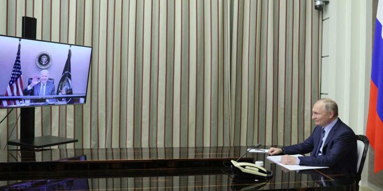 La Nación / Si Rusia ataca Ucrania, Biden promete una “fuerte” respuesta