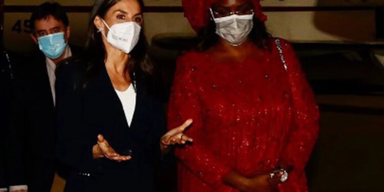 La Reina Letizia aterriza con su versión más sobria en Senegal para presidir la inauguración del Instituto Cervantes