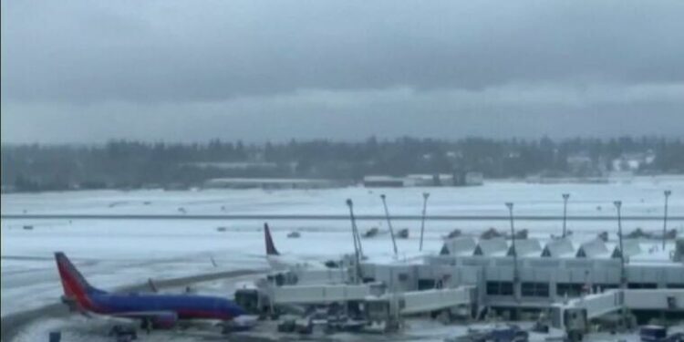 La oleada de contagios de COVID-19 y las fuertes tormentas de nieve siembran el caos en los viajes de regreso tras Navidad
