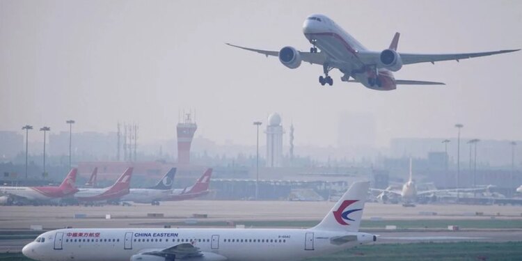 La política de 'cero COVID' de China amenaza la recuperación de su tráfico aéreo