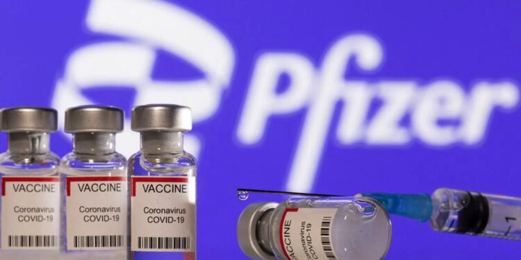 La vacuna de Pfizer protege contra la hospitalización por ómicron, según estudio
