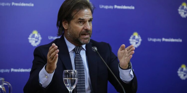 Lacalle Pou y el ministro de Defensa retornan a Uruguay tras su viaje al Congo