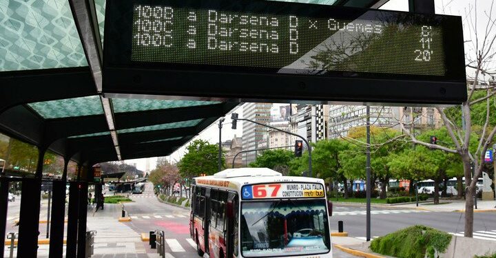 Los datos que muestran los carteles electrónicos de las paradas también se pueden consultar en el celular. Foto: Marcelo Carroll/Archivo.