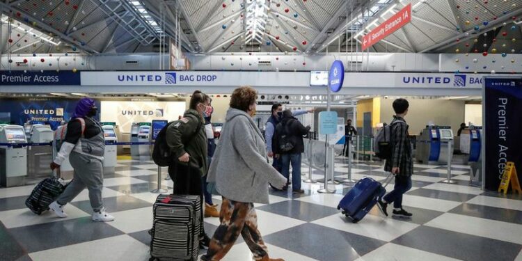 Las aerolíneas estadounidenses se preparan para una semana con mucha actividad de viajes en medio de los brotes de Ómicron