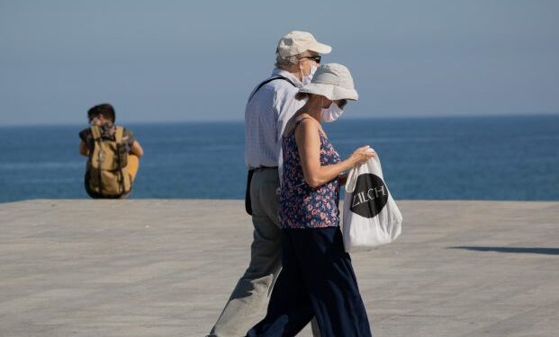 Viajes del Imserso: los mayores exigen más garantías de seguridad ante el avance de ómicron