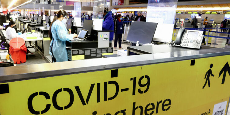 Las limitantes podrían tener los viajes internacionales ante la amenaza de la variante omicron | Video | Univision 34 Los Angeles KMEX
