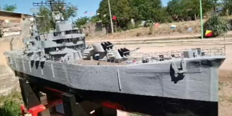 Llega a Santa Rosa una maqueta de cartón del crucero General Belgrano