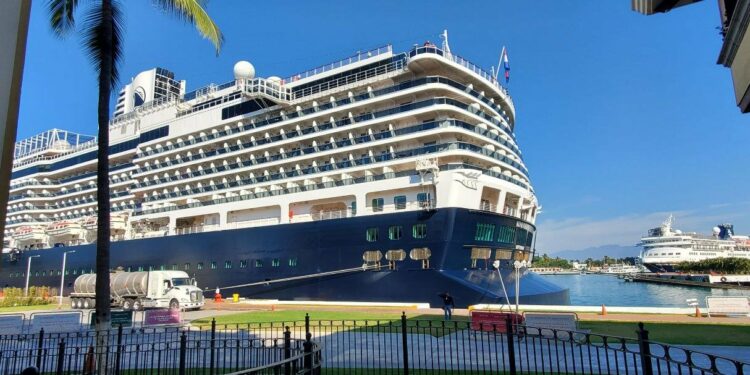 Llega el Koningsdam a Puerto Vallarta, último crucero del año