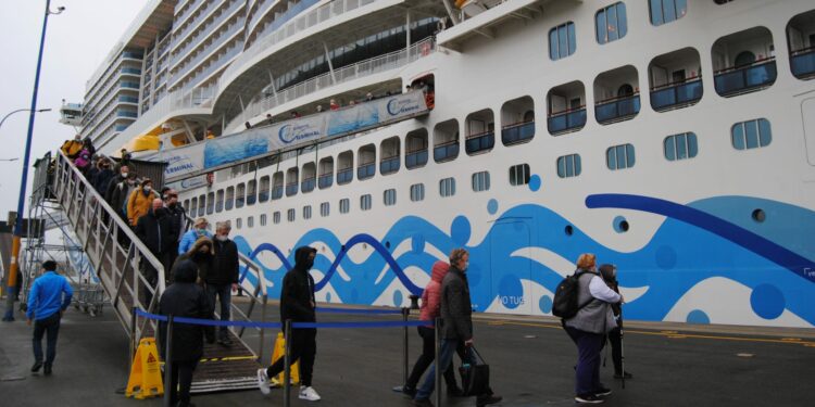 Llega el crucero más grande que recibió el puerto de A Coruña