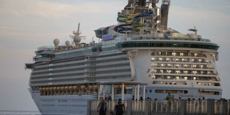 Los CDC investigan unos 88 barcos por casos de COVID-19 – Telemundo Houston