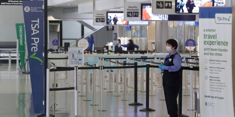 Los pasajeros rebeldes de las aerolíneas podrían perder las credenciales de TSA PreCheck. 'Si actúas fuera de lugar, esperarás en la fila'