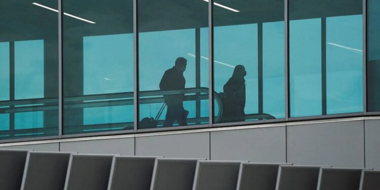 Los viajeros estadounidenses ajustan sus planes de vacaciones a las restricciones por ómicron