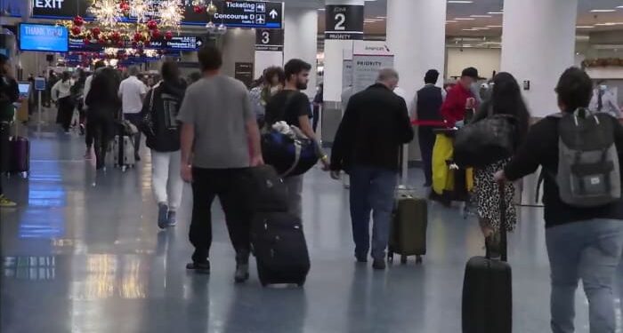 Los viajes continúan aumentando, al igual que los casos de la nueva variante Ómicron