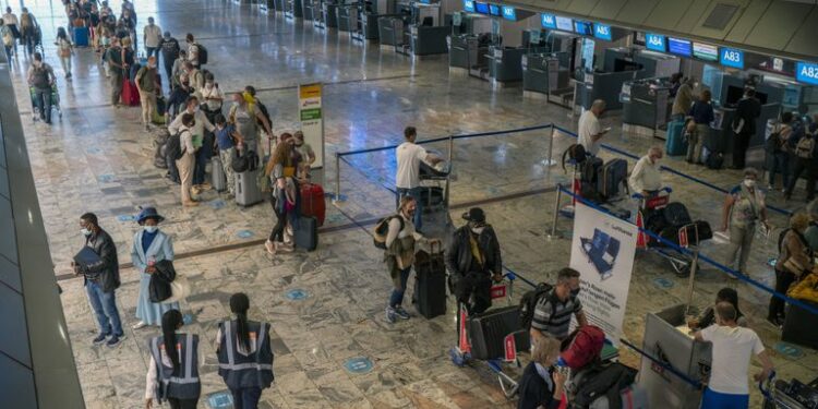 Los viajes internacionales empezaban a normalizarse, pero ahora volvieron a ser un campo minado por la variante ómicron