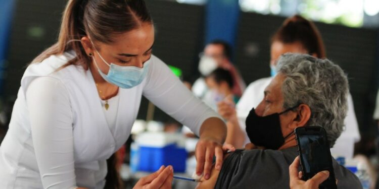 Maestros recibirán refuerzo de vacuna COVID a inicios del 2022: Salud