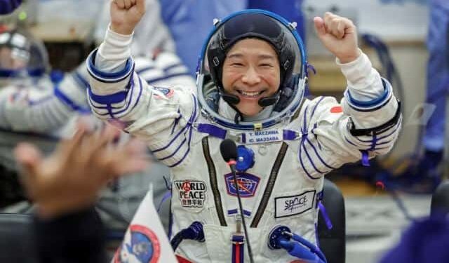 Magnate japonés regresa a Tierra tras viaje espacial de 12 días