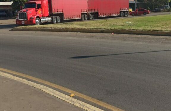 Manifestantes bloquean el crucero de Cuatro Caminos