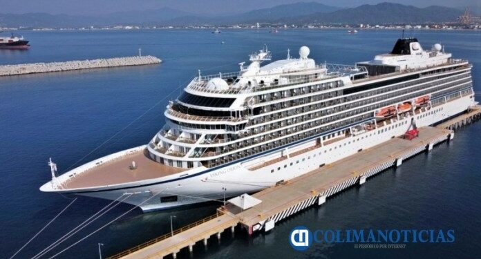 Manzanillo intercambia placas con el Capitán del Crucero Viking Orion
