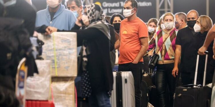 Más de 100 millones de estadounidenses planean viajar para Navidad