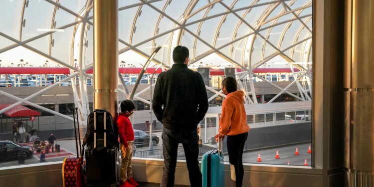 Más de 3.000 vuelos fueron cancelados en todo el mundo en víspera de Navidad por los contagios en el personal de las líneas aéreas