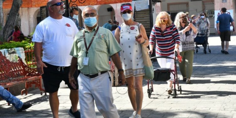 Más de 4 mil turistas llegan en el doble arribo de cruceros a Mazatlán