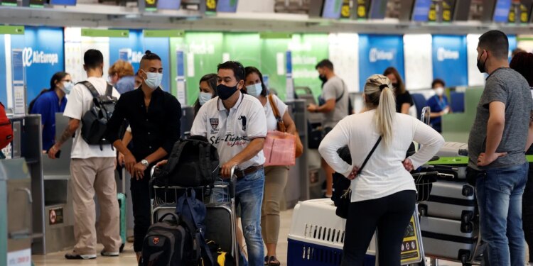 Más de 5.000 pasajeros han perdido su vuelo en Barajas en el último mes por el colapso en los controles fronterizos