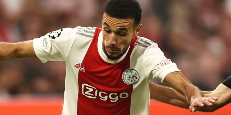 Mazraoui en un partido