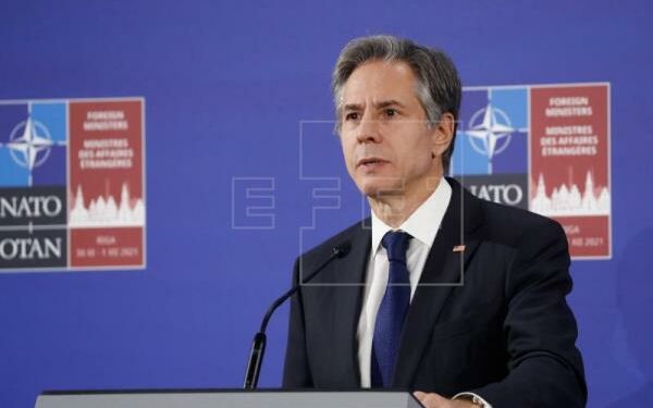 México expone a Blinken que no impondrá "restricciones" de viajes por ómicron