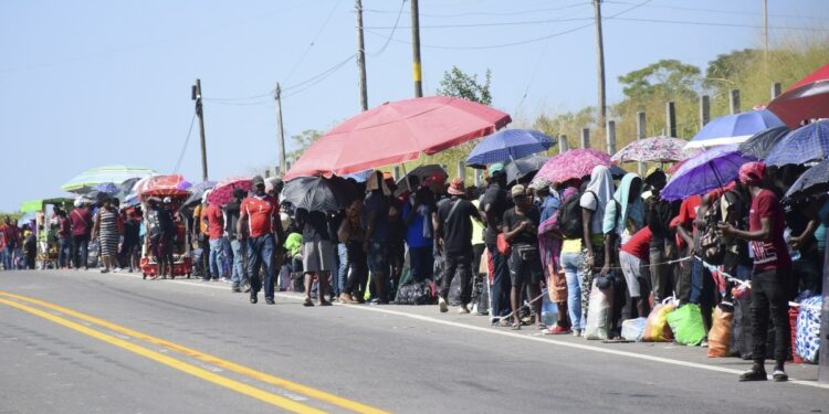 Migrantes tardan meses para tener estancia legal