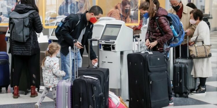 Millones de estadounidenses planean viajar por Navidad… pese a ómicron