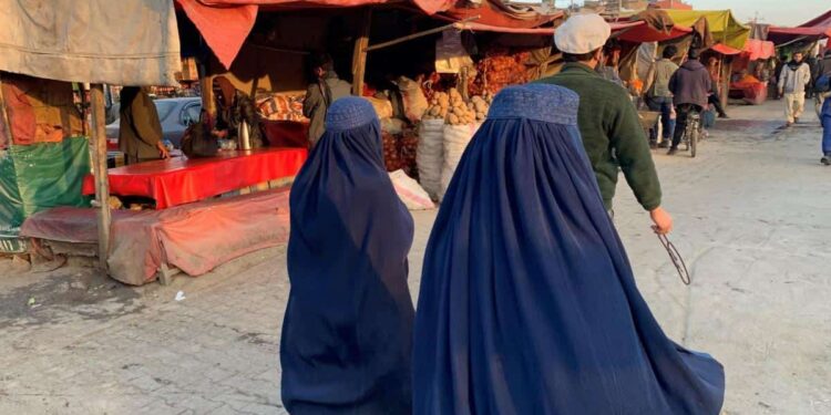 Mujeres Afganas que realicen viajes deberán ir acompañadas