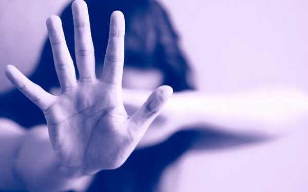 Mujeres relatan abusos físicos y sexuales en viajes ilegales