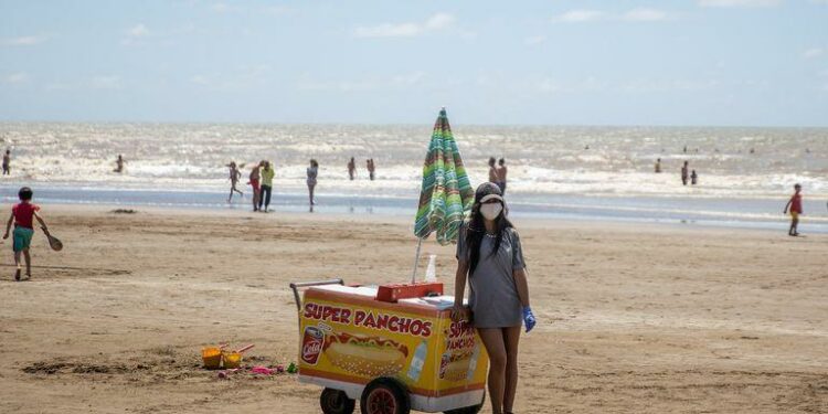 Playa de Santa Teresita, Partido de la Costa, provincia de Buenos Aires, el 22 de Enero de 2021. Esta temporada el partido de la costa fue el más visitado por los turistas de la Costa Atlántica para intentar mantener la distancia y prevenir el contagio de coronavirus.