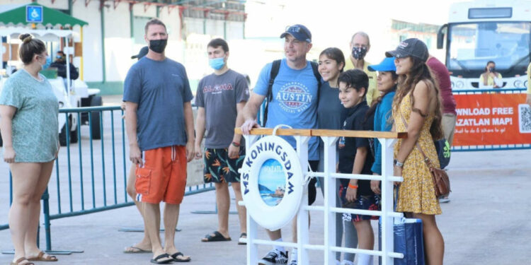 Niegan desembarco de crucero en Puerto Vallarta por COVID-19; pasajeros lo lamentan en redes