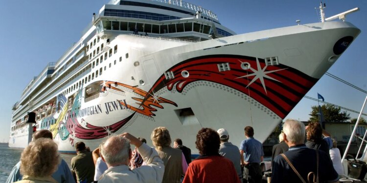 Norwegian y Panamá firman un acuerdo de dos años para viajes al Canal de Panamá