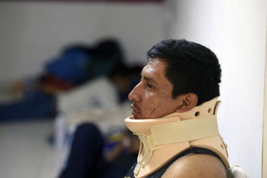 Los migrantes guatemaltecos heridos en un accidente de tránsito esperan en la delegación de la Cruz Roja Mexicana en Tuxtla Gutiérrez, estado de Chiapas, México, el 10 de diciembre de 2021