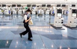 Las personas mayores de 60 años o con comorbilidades deben posponer sus viajes, recomendó la OMS