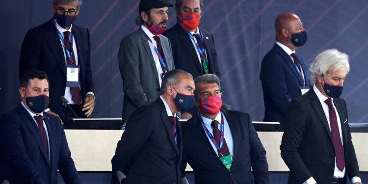 Joan Laporta y sus directivos durante la Asamblea del Barça