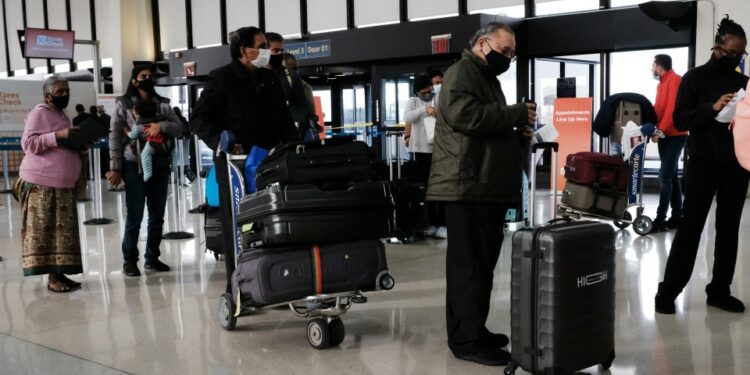 OMS aconseja no viajar a mayores de 60 años y personas vulnerables