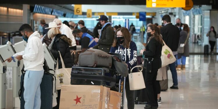 Ómicron trastoca viajes aéreos de fin de año