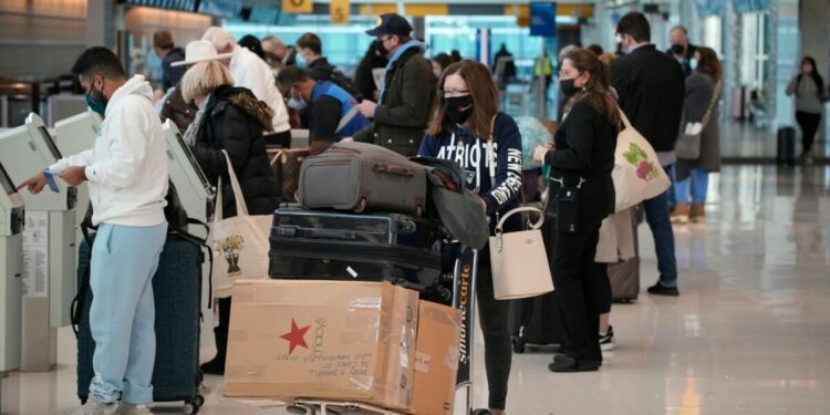 Ómicron trastoca viajes pero no compras de temporada en EU
