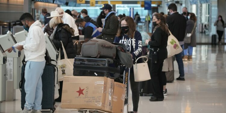 Ómicron trastoca viajes, pero no compras de temporada en Estados Unidos