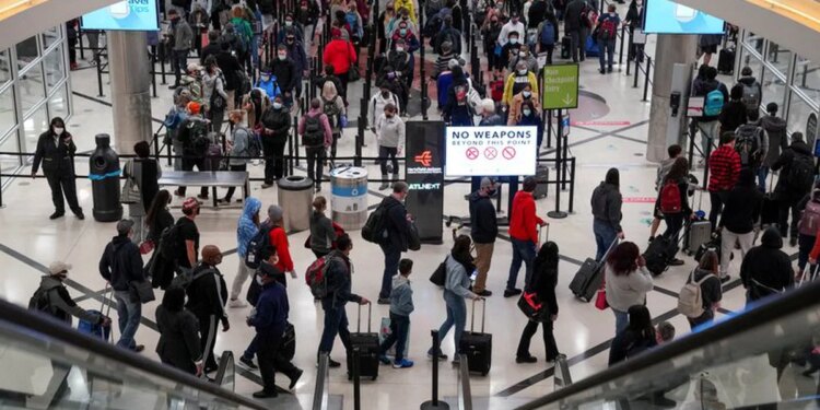 Otra Navidad en pandemia: ómicron obliga a cancelar miles de vuelos en todo el mundo