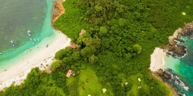 Bocas del Toro y sus exuberantes playas de aguas turquesas, Boquete y sus montañas donde se cultiva el café más valioso del mundo, los increíbles fondos marinos de isla Coiba, la única montaña desde la que, en días claros, se ven los océanos Atlántico y Pacífico (que además es un volcán), el pueblo de Portobelo, el Camino de Cruces o las selvas tropicales que salpican el país. Definitivamente, Panamá es mucho más que su capital, sus rascacielos y su famoso canal.